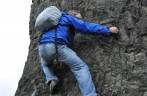 Relembrando as técnicas de escalada em rocha em um bolder na Ruby Beach, no Olympic National Park, no estado de Washington, oeste dos Estados Unidos